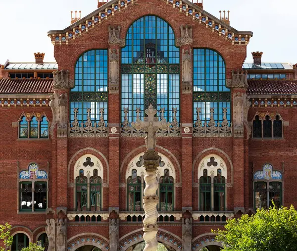 Bu tarihi binanın dış cephesinde bazı karakterleri, hayvanları ya da çiçekleri temsil eden renk detaylarıyla çekildi. Eixample, Barcelona, Catalunya, İspanya, Avrupa 'da geçiyor