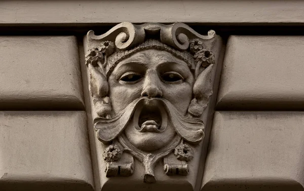 Bu tarihi binanın dış cephesinde bazı karakterleri, hayvanları ya da çiçekleri temsil eden renk detaylarıyla çekildi. Prag, Çek Repbliç, Avrupa 'da geçiyor