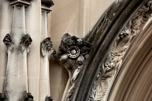 Bu tarihi binanın dış cephesinde bazı karakterleri, hayvanları ya da çiçekleri temsil eden renk detaylarıyla çekildi. Eixample, Barcelona, Catalunya, İspanya, Avrupa 'da geçiyor