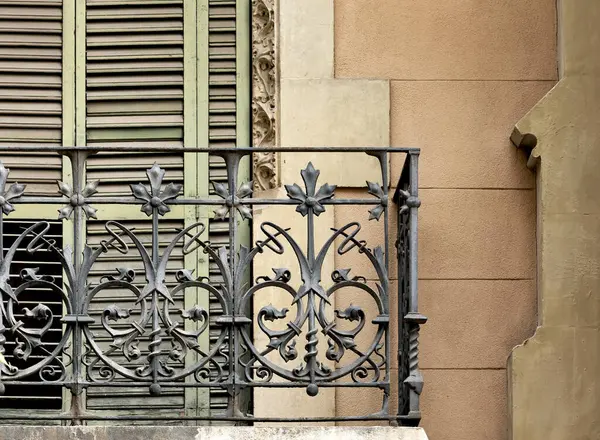 Bu tarihi binanın dış cephesinde bazı karakterleri, hayvanları ya da çiçekleri temsil eden renk detaylarıyla çekildi. Eixample, Barcelona, Catalunya, İspanya, Avrupa 'da geçiyor