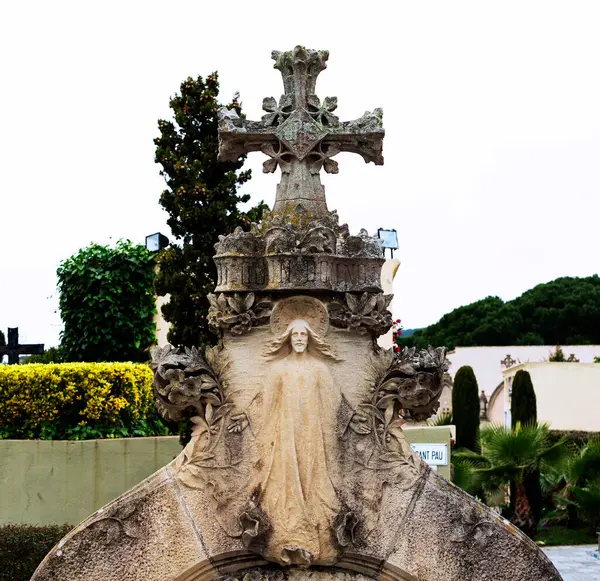 Bu tarihi binanın dış cephesinde bazı karakterleri, hayvanları ya da çiçekleri temsil eden renk detaylarıyla çekildi. Lloret de Mar, Girona, Katalunya, İspanya, Avrupa 'da geçiyor
