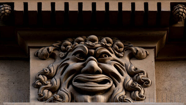 Снято цветными деталями на фасаде этого исторического здания, представляющего собой некий персонаж, животное или цветок. Находится в городе Огюст, Чешская республика, Европа