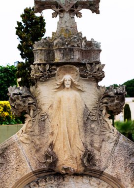 Bu tarihi binanın dış cephesinde bazı karakterleri, hayvanları ya da çiçekleri temsil eden renk detaylarıyla çekildi. Lloret de Mar, Girona, Katalunya, İspanya, Avrupa 'da geçiyor