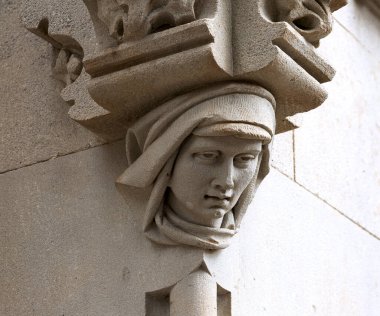 Bu tarihi binanın dış cephesinde bazı karakterleri, hayvanları ya da çiçekleri temsil eden renk detaylarıyla çekildi. Eixample, Barcelona, Catalunya, İspanya, Avrupa 'da geçiyor