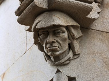 Bu tarihi binanın dış cephesinde bazı karakterleri, hayvanları ya da çiçekleri temsil eden renk detaylarıyla çekildi. Eixample, Barcelona, Catalunya, İspanya, Avrupa 'da geçiyor