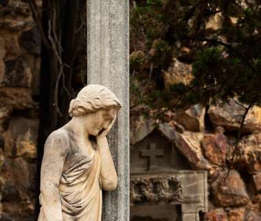 Bu tarihi binanın dış cephesinde bazı karakterleri, hayvanları ya da çiçekleri temsil eden renk detaylarıyla çekildi. Eixample, Barcelona, Catalunya, İspanya, Avrupa 'da geçiyor