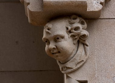 Bu tarihi binanın dış cephesinde bazı karakterleri, hayvanları ya da çiçekleri temsil eden renk detaylarıyla çekildi. Eixample, Barcelona, Catalunya, İspanya, Avrupa 'da geçiyor