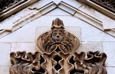 Bu tarihi binanın dış cephesinde bazı karakterleri, hayvanları ya da çiçekleri temsil eden renk detaylarıyla çekildi. Eixample, Barcelona, Catalunya, İspanya, Avrupa 'da geçiyor