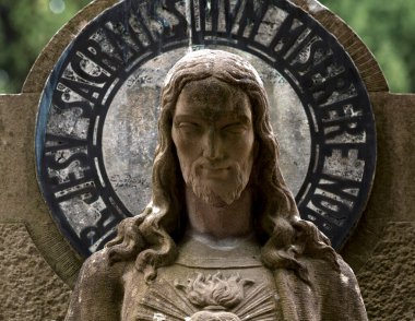 Bu tarihi binanın dış cephesinde bazı karakterleri, hayvanları ya da çiçekleri temsil eden renk detaylarıyla çekildi. Pamplona, Navarra, İspanya, Avrupa 'da geçiyor