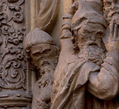 Bu tarihi binanın dış cephesinde bazı karakterleri, hayvanları ya da çiçekleri temsil eden renk detaylarıyla çekildi. Astorga, Len, İspanya, Avrupa 'da geçiyor.