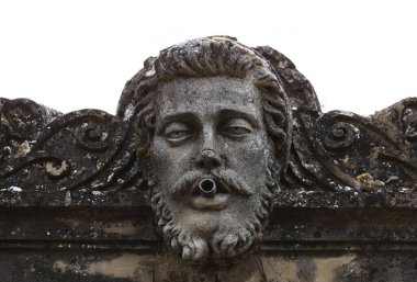 Bu tarihi binanın dış cephesinde bazı karakterleri, hayvanları ya da çiçekleri temsil eden renk detaylarıyla çekildi. Logroo, La Rioja, İspanya, Avrupa 'da geçiyor.