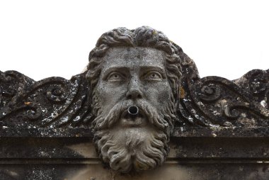 Bu tarihi binanın dış cephesinde bazı karakterleri, hayvanları ya da çiçekleri temsil eden renk detaylarıyla çekildi. Logroo, La Rioja, İspanya, Avrupa 'da geçiyor.