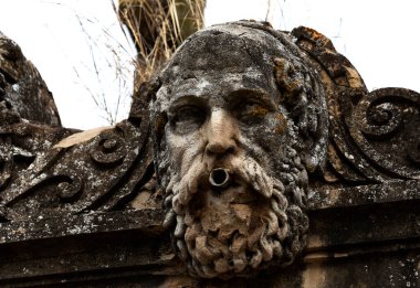 Bu tarihi binanın dış cephesinde bazı karakterleri, hayvanları ya da çiçekleri temsil eden renk detaylarıyla çekildi. Logroo, La Rioja, İspanya, Avrupa 'da geçiyor.