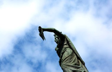 Bu tarihi binanın dış cephesinde bazı karakterleri, hayvanları ya da çiçekleri temsil eden renk detaylarıyla çekildi. Pamplona, Navarra, İspanya, Avrupa 'da geçiyor