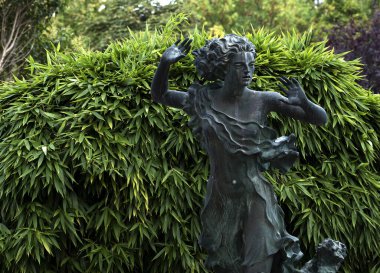 Bu tarihi binanın dış cephesinde bazı karakterleri, hayvanları ya da çiçekleri temsil eden renk detaylarıyla çekildi. Pamplona, Navarra, İspanya, Avrupa 'da geçiyor