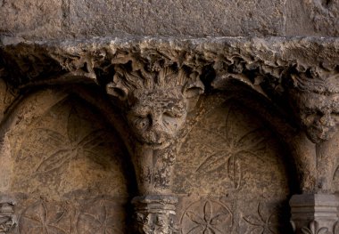 Bu tarihi binanın dış cephesinde bazı karakterleri, hayvanları ya da çiçekleri temsil eden renk detaylarıyla çekildi. Len, İspanya, Avrupa 'da geçiyor