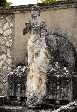 Bu tarihi binanın dış cephesinde bazı karakterleri, hayvanları ya da çiçekleri temsil eden renk detaylarıyla çekildi. Burgos, Castilla y Leon, İspanya, Avrupa 'da geçiyor.