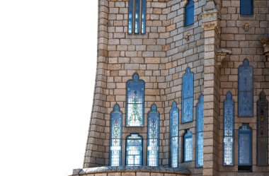 Bu tarihi binanın dış cephesinde bazı karakterleri, hayvanları ya da çiçekleri temsil eden renk detaylarıyla çekildi. Astorga, Len, İspanya, Avrupa 'da geçiyor.