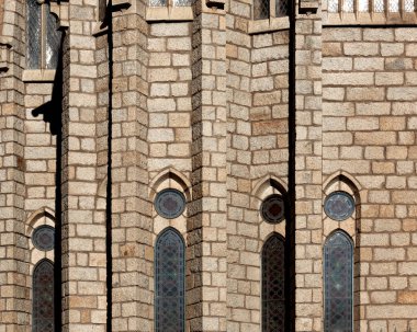 Bu tarihi binanın dış cephesinde bazı karakterleri, hayvanları ya da çiçekleri temsil eden renk detaylarıyla çekildi. Astorga, Len, İspanya, Avrupa 'da geçiyor.