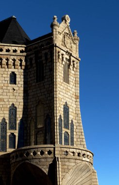 Bu tarihi binanın dış cephesinde bazı karakterleri, hayvanları ya da çiçekleri temsil eden renk detaylarıyla çekildi. Len, İspanya, Avrupa 'da geçiyor