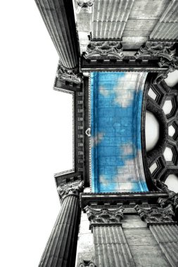 Siyah beyaz çekilen ve bu tarihi binanın ön cephesinde bazı karakterleri, hayvanları ya da çiçekleri temsil eden renklerle boyanmış. San Francisco, Kaliforniya, ABD, Amerika 'da geçiyor