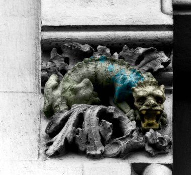 Siyah ve beyaz olarak çekilen ve renklerle boyanmış, bazı karakter, hayvan, çiçek veya başka bir elementi temsil eden bazı kentsel detaylar üzerine bir görüş yeni bir yorum yaratmak için dijital olarak dönüştürülmüş. Eixample, Barcelona, Catalunya, İspanya, Avrupa 'da geçiyor