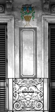 Siyah ve beyaz olarak çekilen ve renklerle boyanmış, bazı karakter, hayvan, çiçek veya başka bir elementi temsil eden bazı kentsel detaylar üzerine bir görüş yeni bir yorum yaratmak için dijital olarak dönüştürülmüş. Mataro, Barcelona, Katalunya, İspanya ve Avrupa 'da geçiyor.