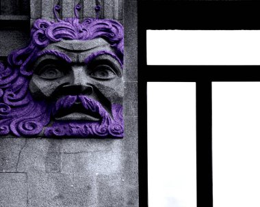 Siyah ve beyaz olarak çekilen ve renklerle boyanmış, bazı karakter, hayvan, çiçek veya başka bir elementi temsil eden bazı kentsel detaylar üzerine bir görüş yeni bir yorum yaratmak için dijital olarak dönüştürülmüş. Guimaraes, Portekiz, Avrupa 'da geçiyor.