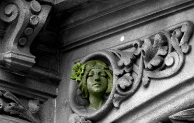 Siyah ve beyaz olarak çekilen ve renklerle boyanmış, bazı karakter, hayvan, çiçek veya başka bir elementi temsil eden bazı kentsel detaylar üzerine bir görüş yeni bir yorum yaratmak için dijital olarak dönüştürülmüş. Eixample, Barcelona, Catalunya, İspanya, Avrupa 'da geçiyor