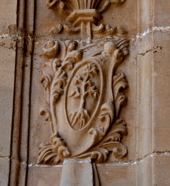 Bu tarihi binanın dış cephesinde bazı karakterleri, hayvanları ya da çiçekleri temsil eden renk detaylarıyla çekildi. San Vicente de la Sonsierra, Logroo, La Rioja, İspanya, Avrupa 'da geçiyor.