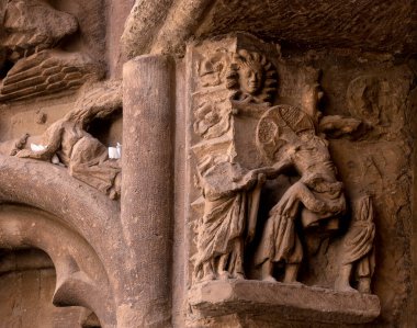 Bu tarihi binanın dış cephesinde bazı karakterleri, hayvanları ya da çiçekleri temsil eden renk detaylarıyla çekildi. Logroo, La Rioja, İspanya, Avrupa 'da geçiyor.
