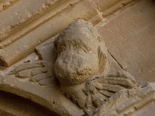 Bu tarihi binanın dış cephesinde bazı karakterleri, hayvanları ya da çiçekleri temsil eden renk detaylarıyla çekildi. San Vicente de la Sonsierra, Logroo, La Rioja, İspanya, Avrupa 'da geçiyor.