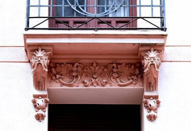 Bu tarihi binanın dış cephesinde bazı karakterleri, hayvanları ya da çiçekleri temsil eden renk detaylarıyla çekildi. Logroo, La Rioja, İspanya, Avrupa 'da geçiyor.