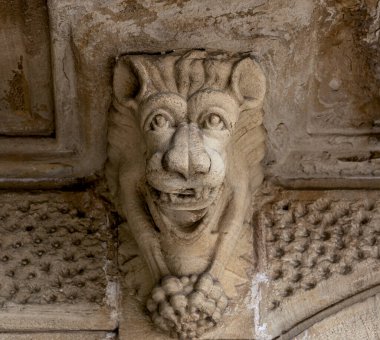 Bu tarihi binanın dış cephesinde bazı karakterleri, hayvanları ya da çiçekleri temsil eden renk detaylarıyla çekildi. Logroo, La Rioja, İspanya, Avrupa 'da geçiyor.