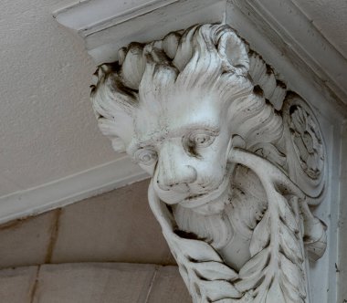 Bu tarihi binanın dış cephesinde bazı karakterleri, hayvanları ya da çiçekleri temsil eden renk detaylarıyla çekildi. Logroo, La Rioja, İspanya, Avrupa 'da geçiyor.