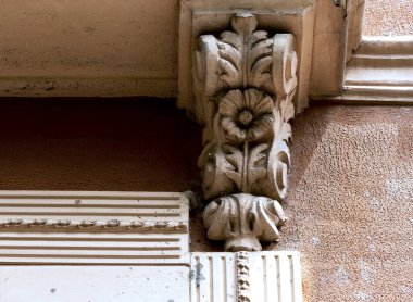 Bu tarihi binanın dış cephesinde bazı karakterleri, hayvanları ya da çiçekleri temsil eden renk detaylarıyla çekildi. Logroo, La Rioja, İspanya, Avrupa 'da geçiyor.