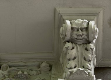 Bu tarihi binanın dış cephesinde bazı karakterleri, hayvanları ya da çiçekleri temsil eden renk detaylarıyla çekildi. Logroo, La Rioja, İspanya, Avrupa 'da geçiyor.