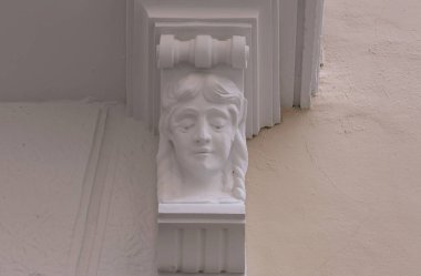 Bu tarihi binanın dış cephesinde bazı karakterleri, hayvanları ya da çiçekleri temsil eden renk detaylarıyla çekildi. Logroo, La Rioja, İspanya, Avrupa 'da geçiyor.