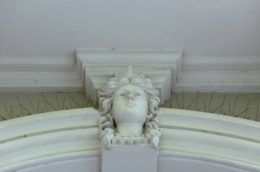 Bu tarihi binanın dış cephesinde bazı karakterleri, hayvanları ya da çiçekleri temsil eden renk detaylarıyla çekildi. Logroo, La Rioja, İspanya, Avrupa 'da geçiyor.