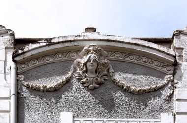 Bu tarihi binanın dış cephesinde bazı karakterleri, hayvanları ya da çiçekleri temsil eden renk detaylarıyla çekildi. Logroo, La Rioja, İspanya, Avrupa 'da geçiyor.