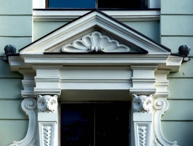 Bu tarihi binanın dış cephesinde bazı karakterleri, hayvanları ya da çiçekleri temsil eden renk detaylarıyla çekildi. Riga, Letonya, Avrupa 'da geçiyor.