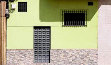 Bu tarihi binanın dış cephesinde bazı karakterleri, hayvanları ya da çiçekleri temsil eden renk detaylarıyla çekildi. Logroo, La Rioja, İspanya, Avrupa 'da geçiyor.