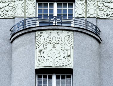 Bu tarihi binanın dış cephesinde bazı karakterleri, hayvanları ya da çiçekleri temsil eden renk detaylarıyla çekildi. Riga, Letonya, Avrupa 'da geçiyor.