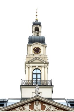 Bu tarihi binanın dış cephesinde bazı karakterleri, hayvanları ya da çiçekleri temsil eden renk detaylarıyla çekildi. Riga, Letonya, Avrupa 'da geçiyor.