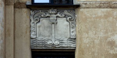 Bu tarihi binanın dış cephesinde bazı karakterleri, hayvanları ya da çiçekleri temsil eden renk detaylarıyla çekildi. Riga, Letonya, Avrupa 'da geçiyor.