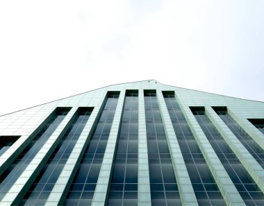 Bu tarihi binanın dış cephesinde bazı karakterleri, hayvanları ya da çiçekleri temsil eden renk detaylarıyla çekildi. Riga, Letonya, Avrupa 'da geçiyor.