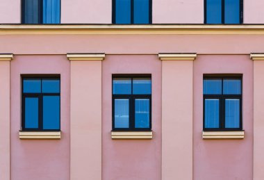 Bu tarihi binanın dış cephesinde bazı karakterleri, hayvanları ya da çiçekleri temsil eden renk detaylarıyla çekildi. Riga, Letonya, Avrupa 'da geçiyor.