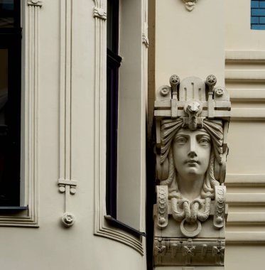 Bu tarihi binanın dış cephesinde bazı karakterleri, hayvanları ya da çiçekleri temsil eden renk detaylarıyla çekildi. Riga, Letonya, Avrupa 'da geçiyor.