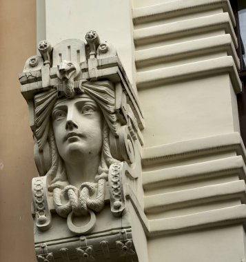 Bu tarihi binanın dış cephesinde bazı karakterleri, hayvanları ya da çiçekleri temsil eden renk detaylarıyla çekildi. Riga, Letonya, Avrupa 'da geçiyor.