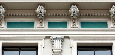 Bu tarihi binanın dış cephesinde bazı karakterleri, hayvanları ya da çiçekleri temsil eden renk detaylarıyla çekildi. Riga, Letonya, Avrupa 'da geçiyor.